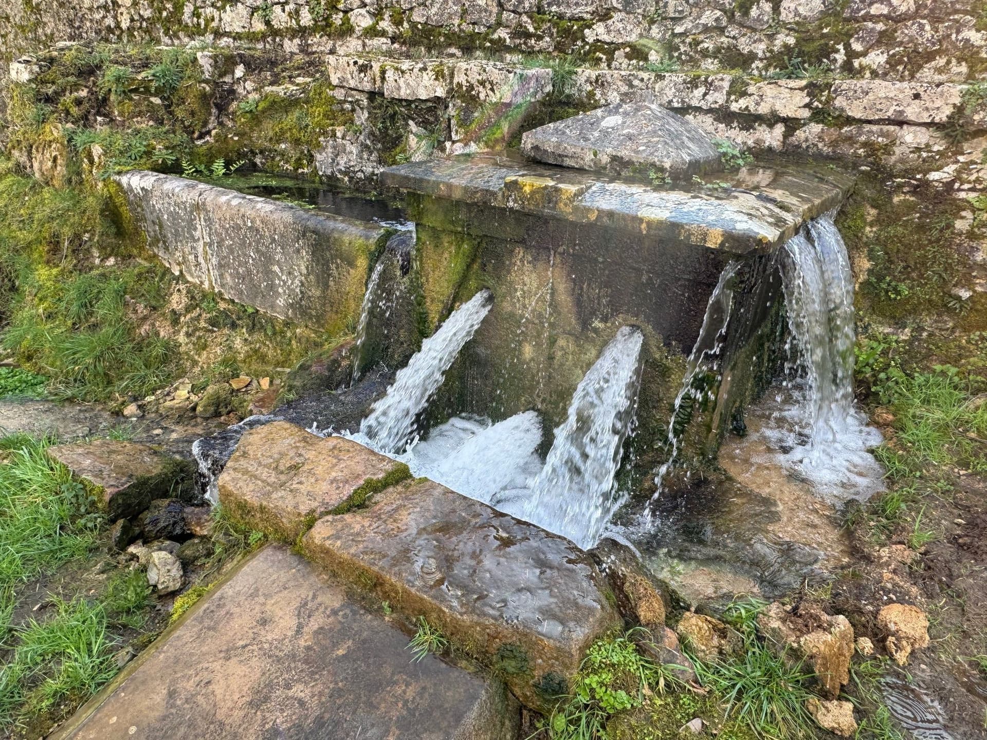 Fontaine Saint-Georges et lavoir de Bascle