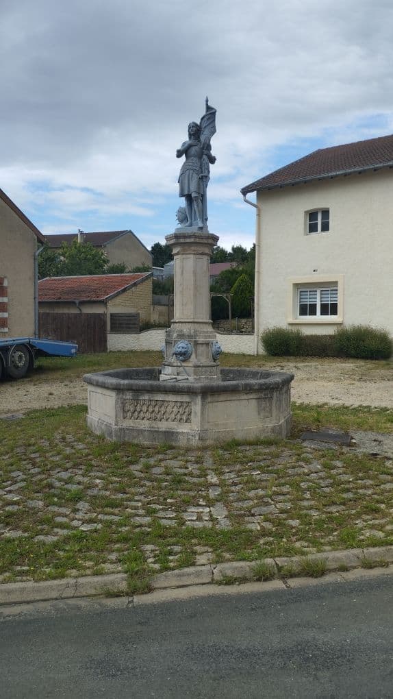 Calvaire et fontaine de Lamorville