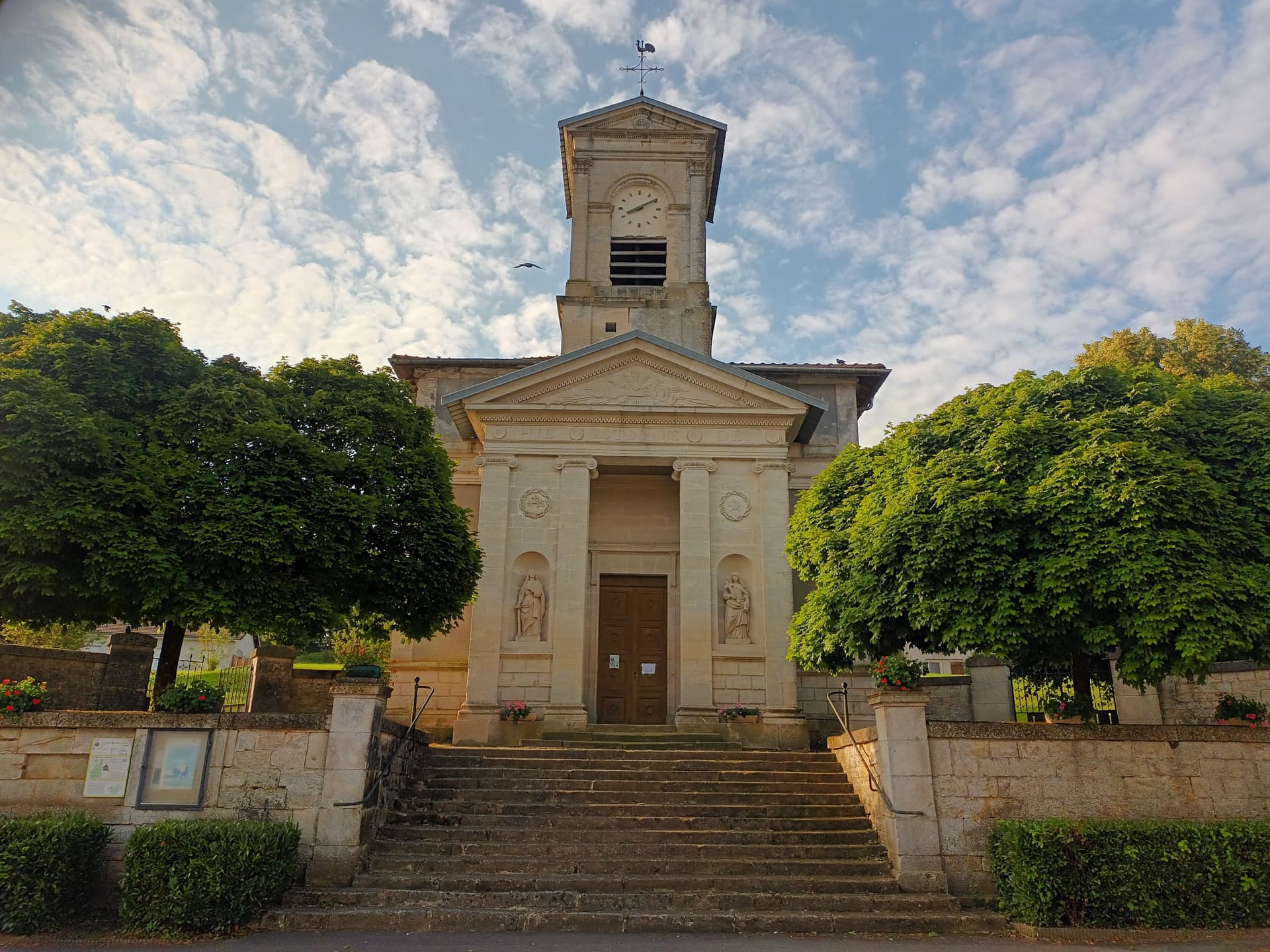 Eglise de la Nativité à Senoncourt les Maujouy