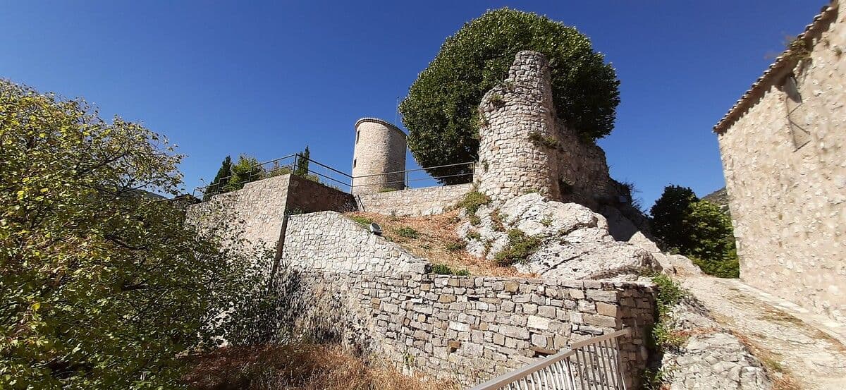 Eglise et vestiges de Rochebrune