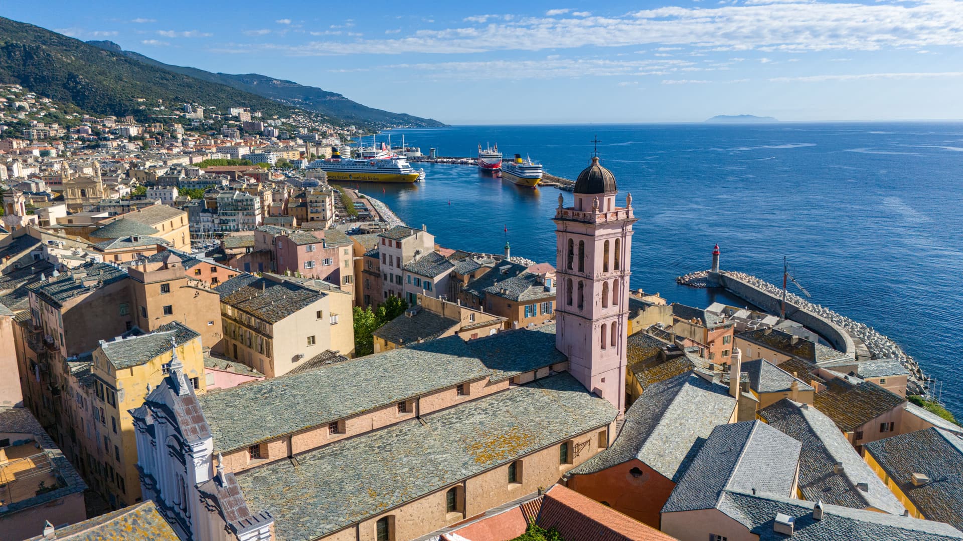 Clocher de la cathédrale Sainte-Marie à Bastia