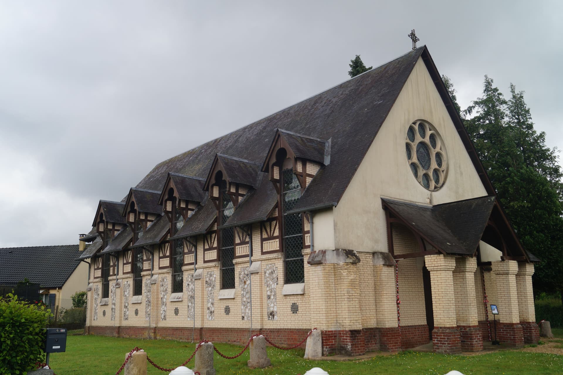 L'église Sainte-Jeanne-d'Arc d'Eslettes