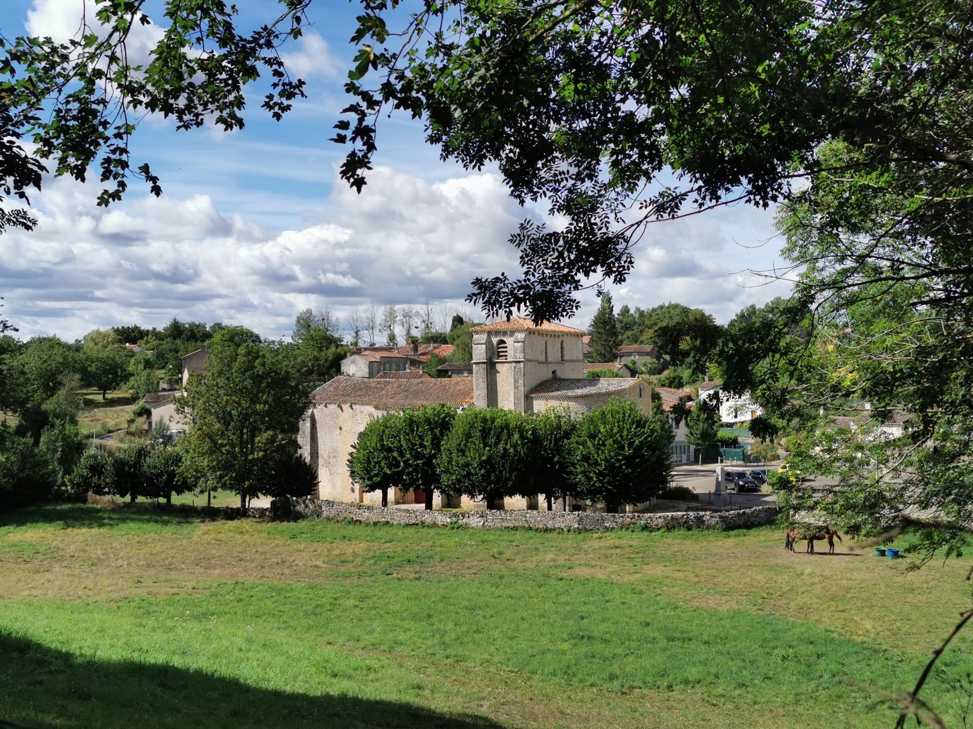 Place du bourg de Xaintray