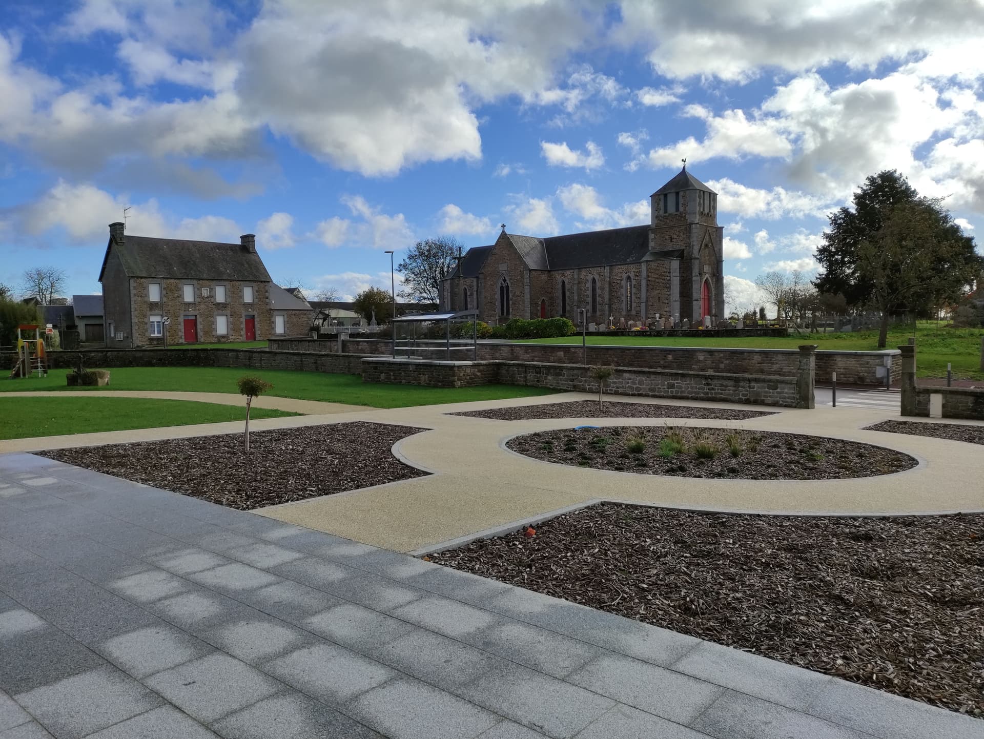 L'enclos paroissial de l'église du Mesnil-Ozenne