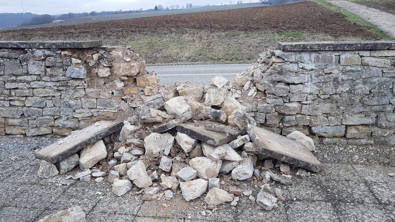 Mur du cimetière de Wintzenheim-Kochersberg