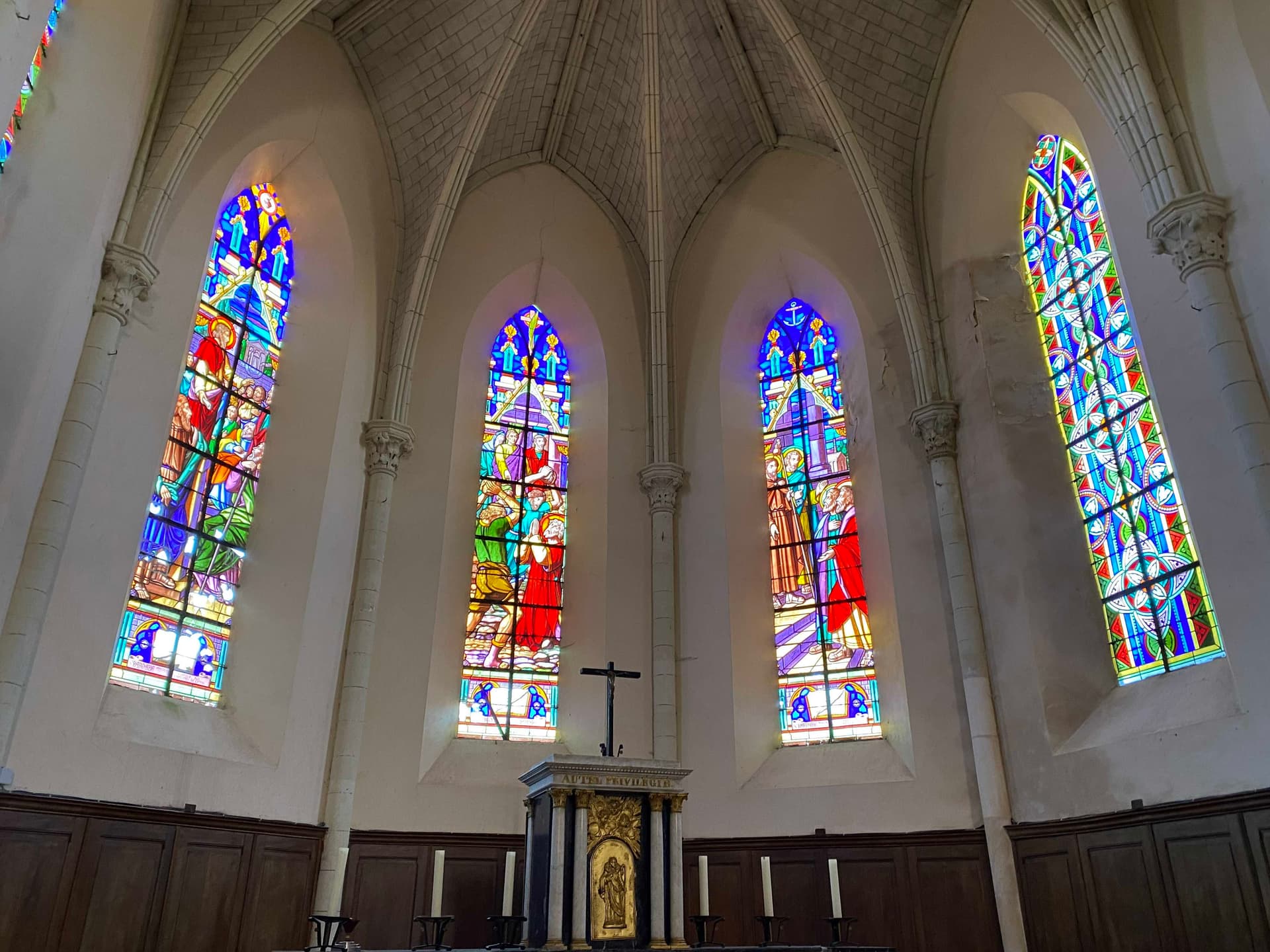 Vitraux des églises Saint-Pierre et Saint-Barnabé