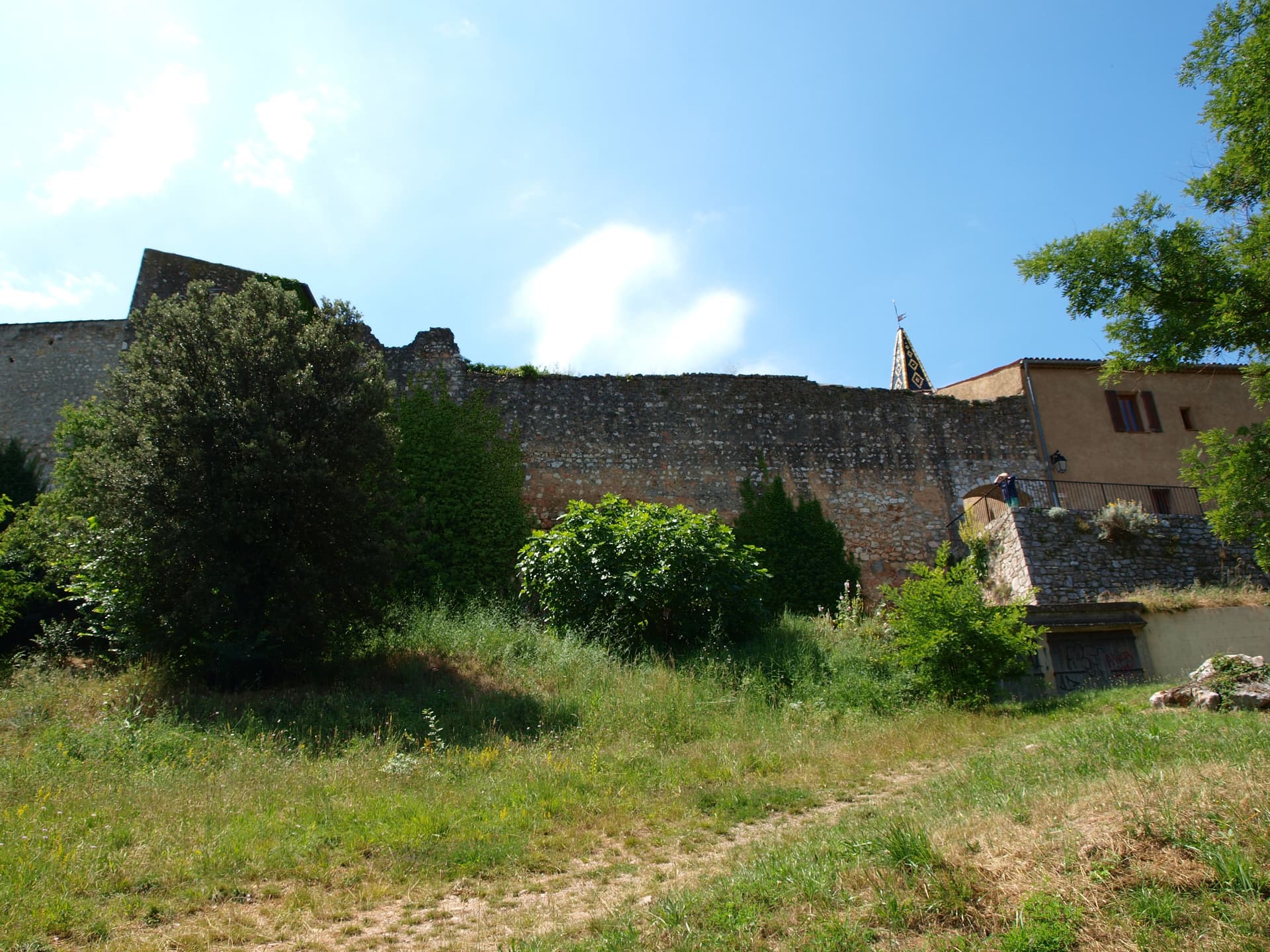 Les remparts de la commune de Régusse
