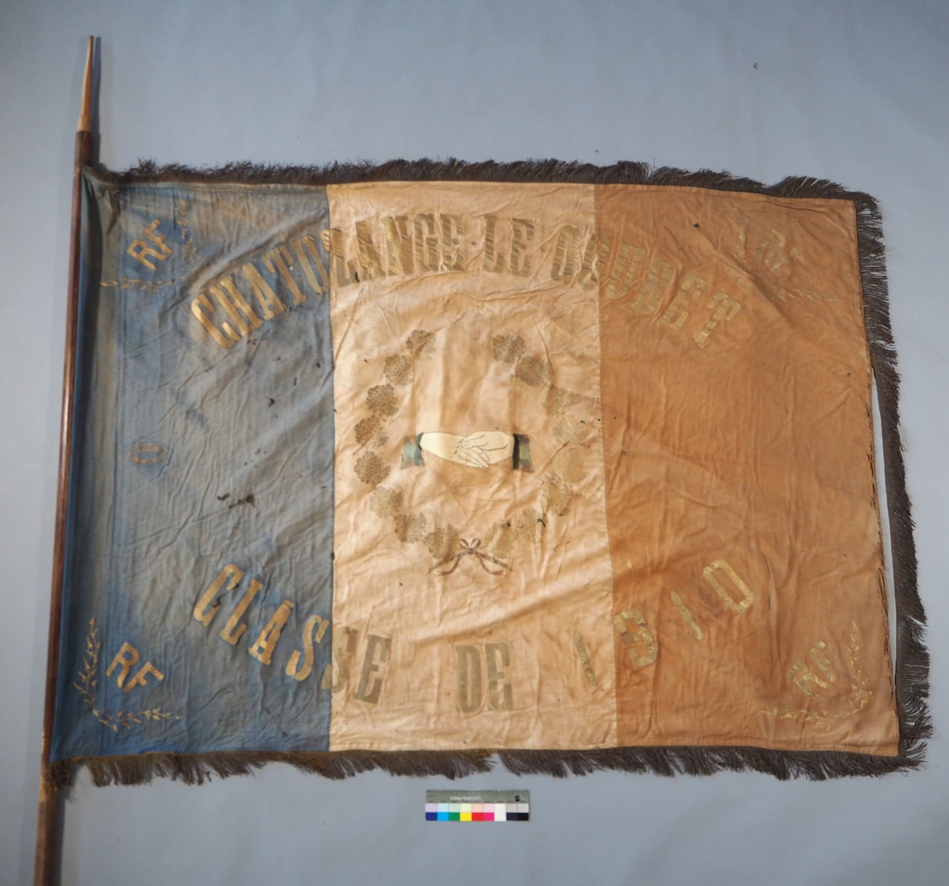 Drapeaux conscrits et vitraux Chatuzange