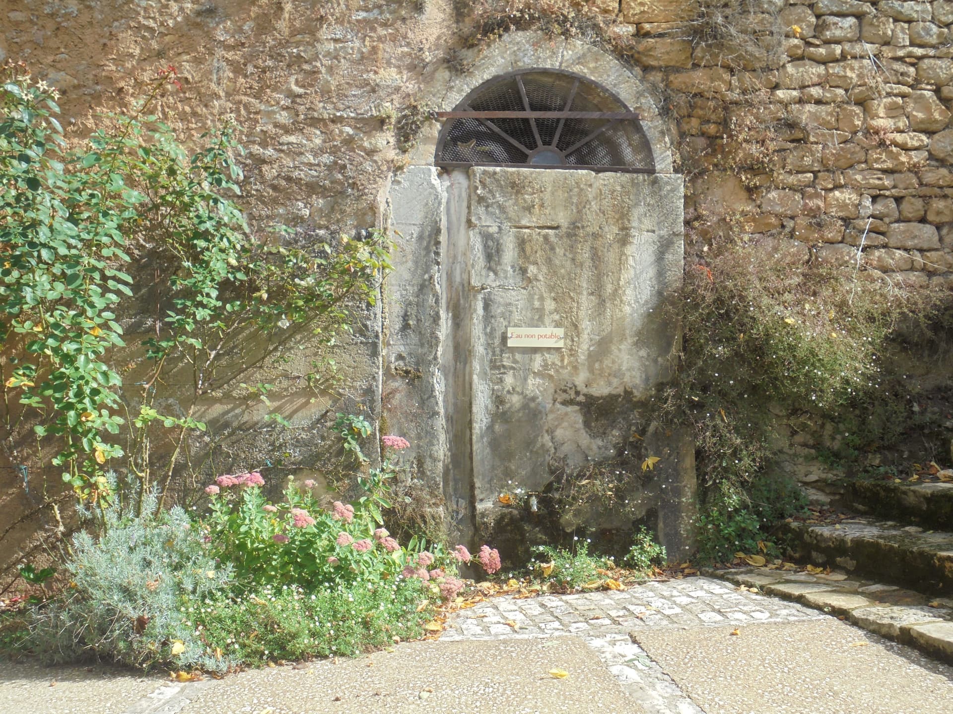 Statue de la vierge et fontaines à Limeuil
