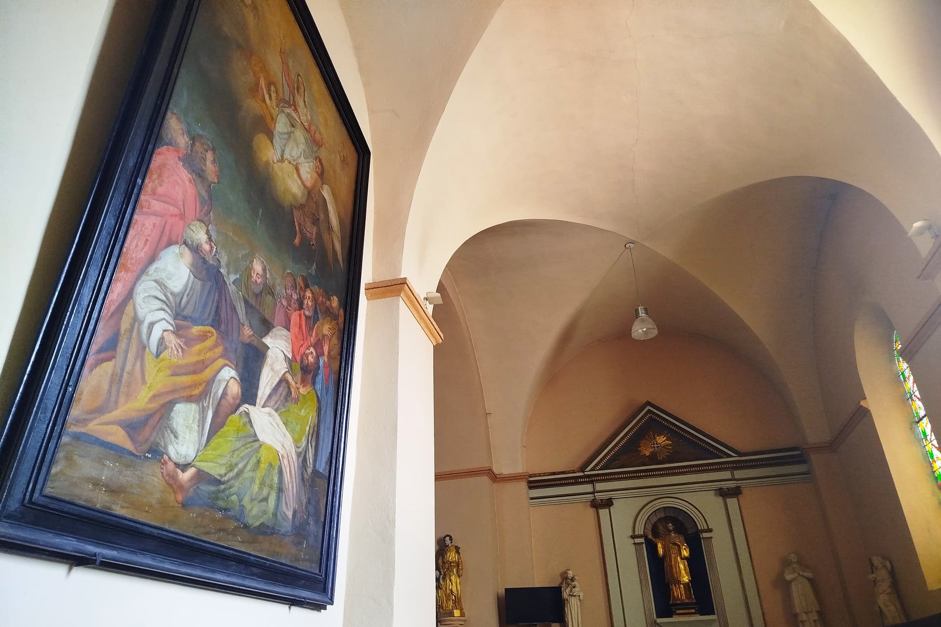 Tableau et vitrail de l'église de Vogüé