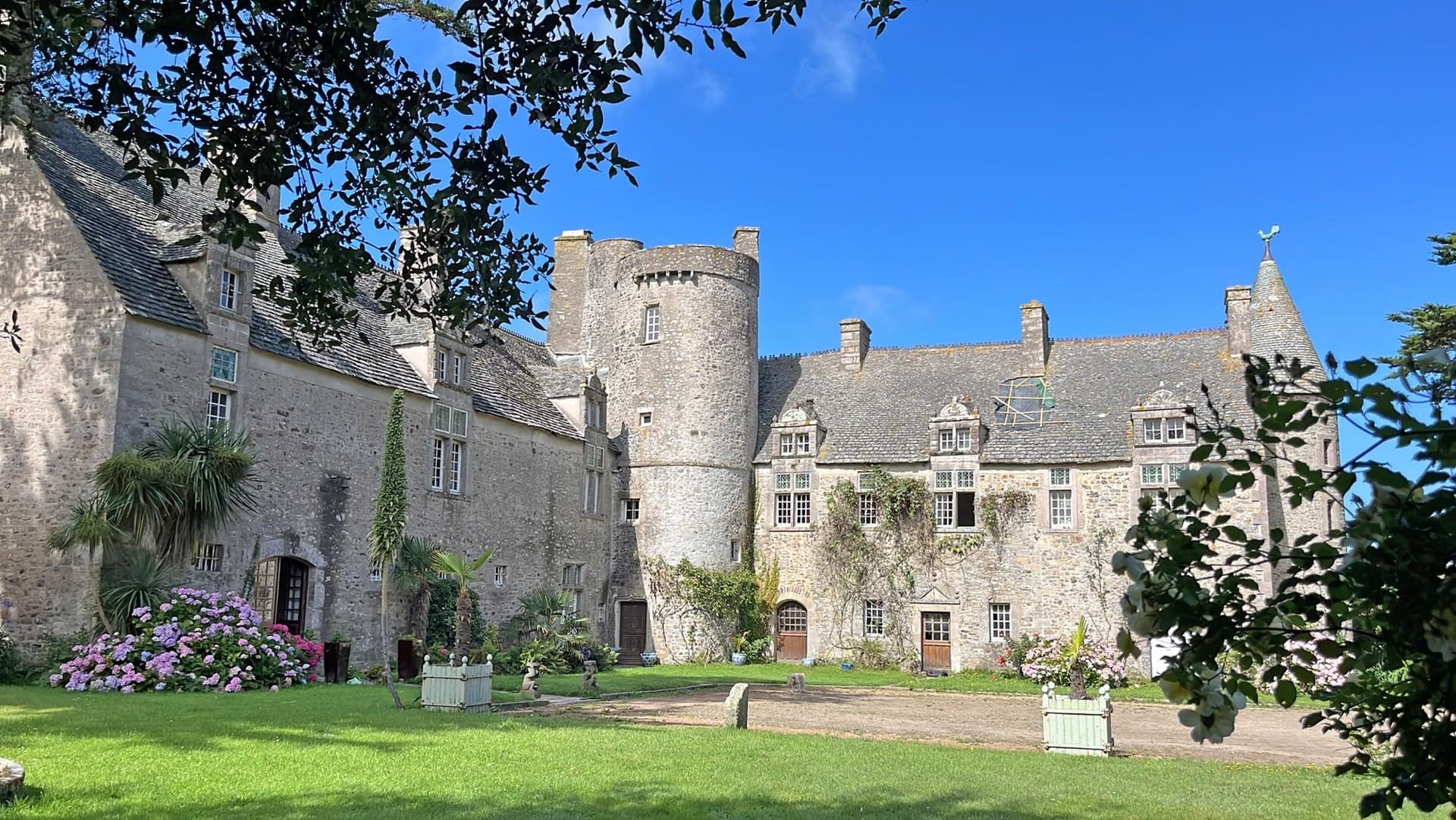 Les toitures du château de Vauville