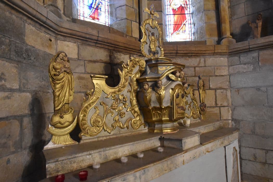 Maître autel de l'église à Saint-Pierre Toirac