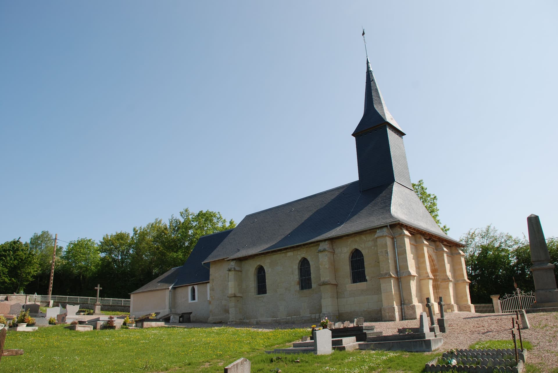 Eglise de Lessard et le Chêne