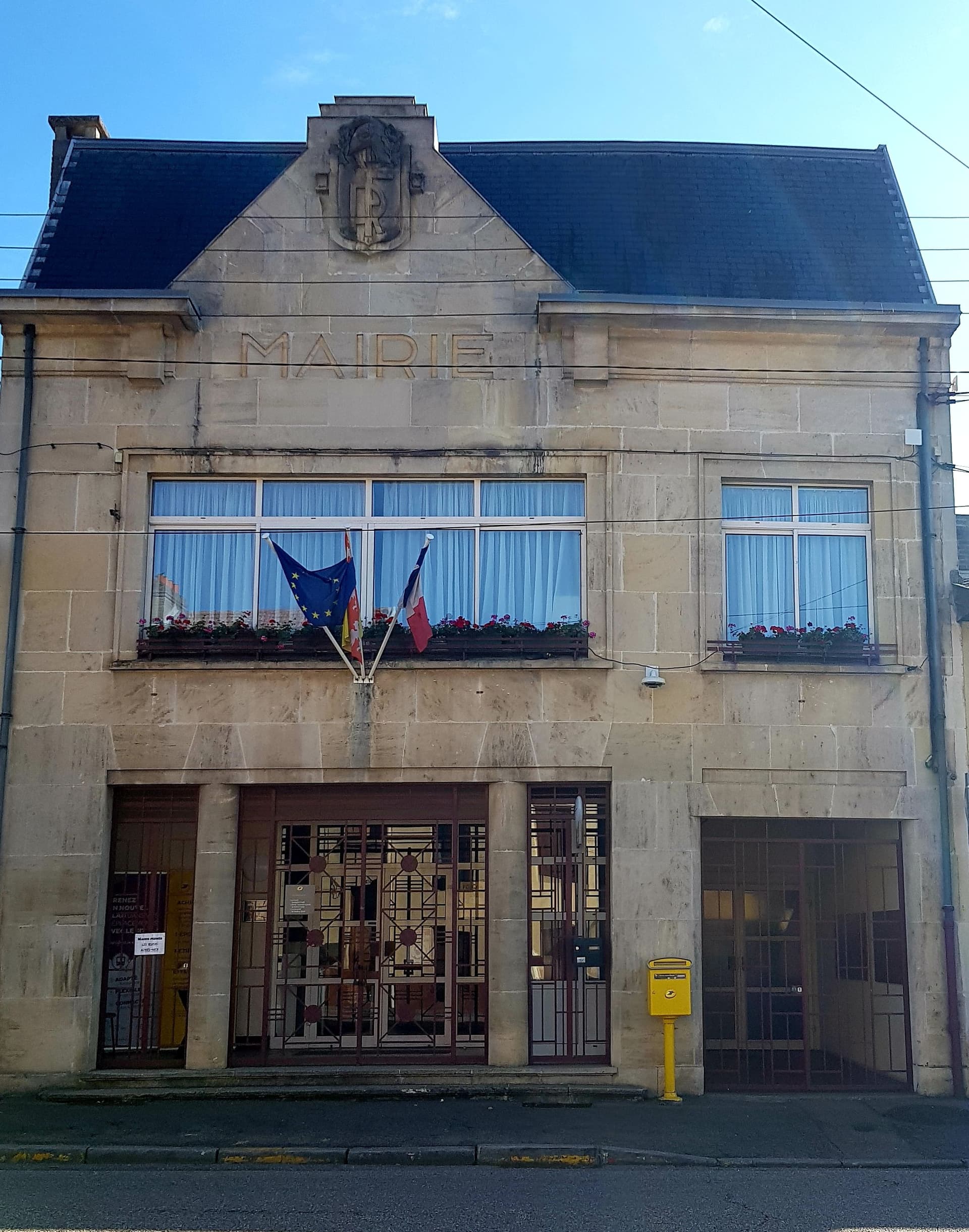 La façade et l'escalier de la Mairie de Marbache