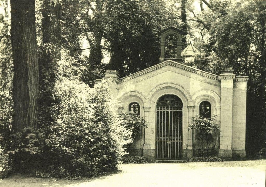 Glacière sud et glacière-chapelle du parc Pic