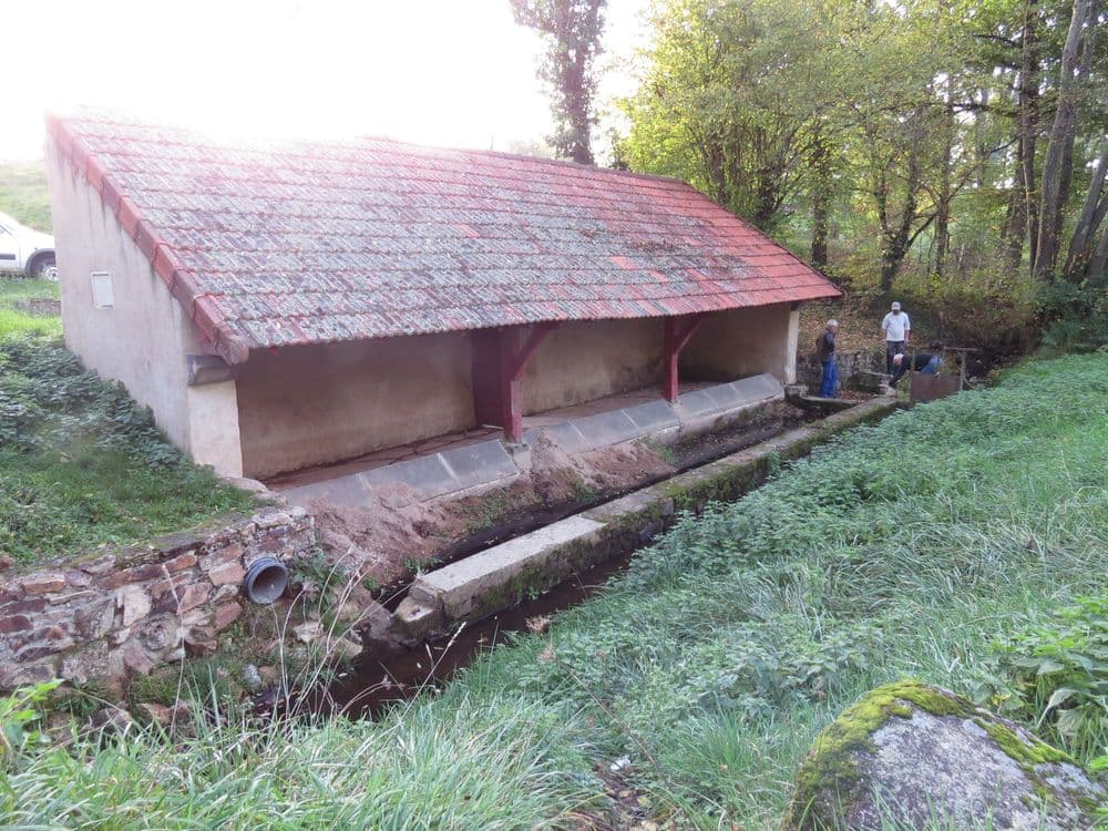 Puits de Liages et lavoir de Busset