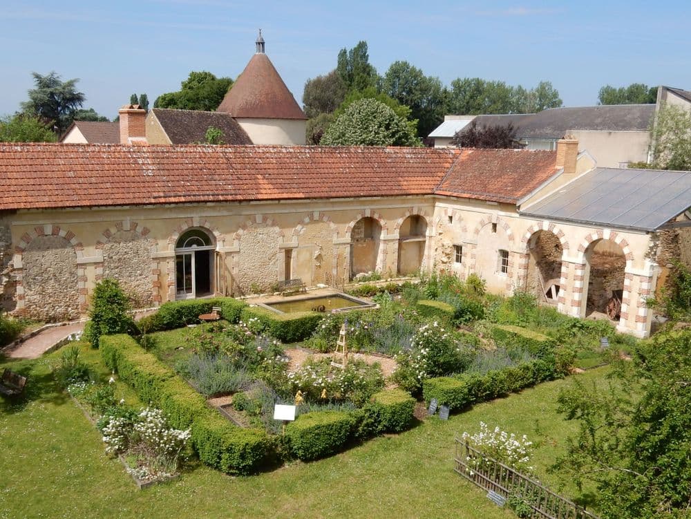 Cloître de l'abbaye de Tuffé