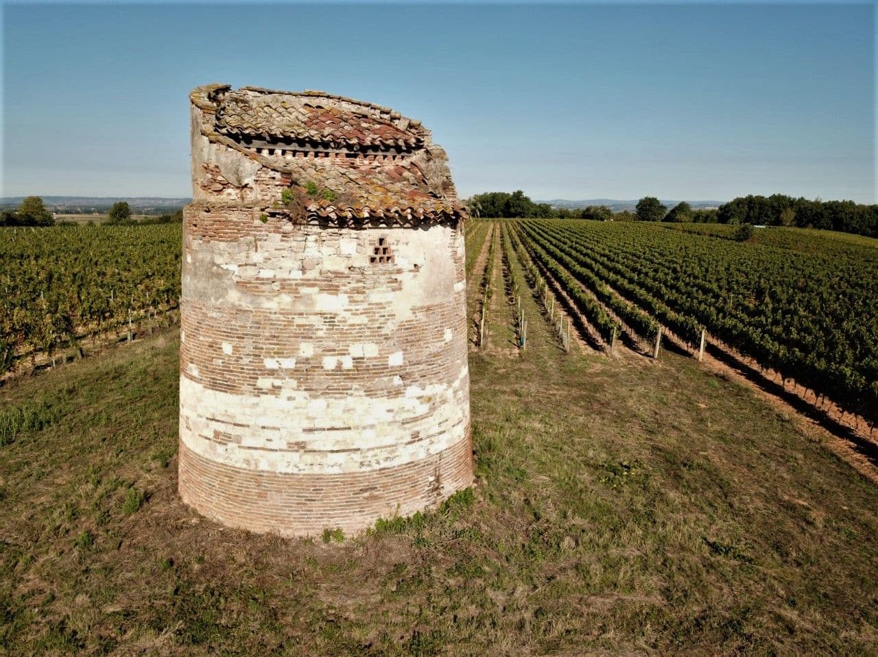 Moulin à vent et cabane de vigne à Florentin