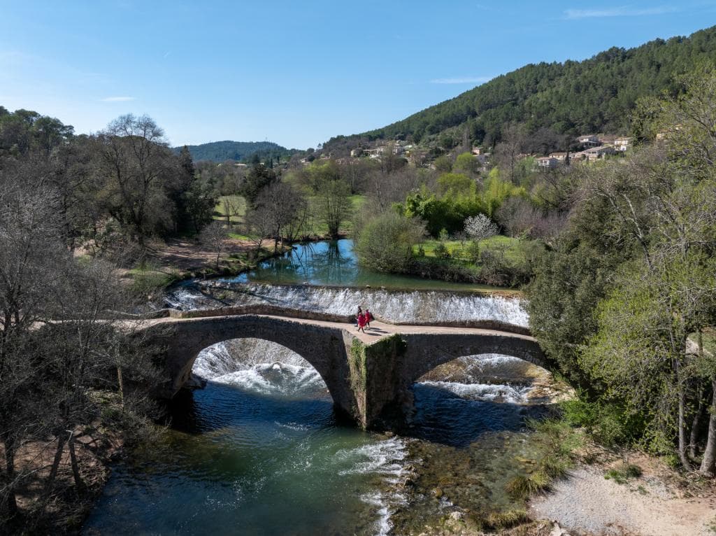 Vieux pont à Vins-sur-Caramy