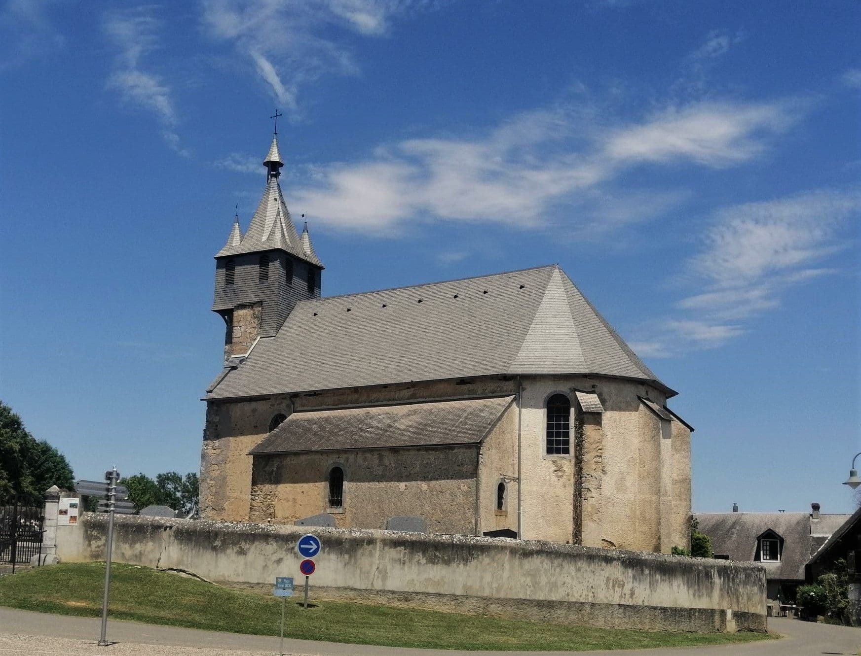 L'église au haut clocher à cinq clochetons