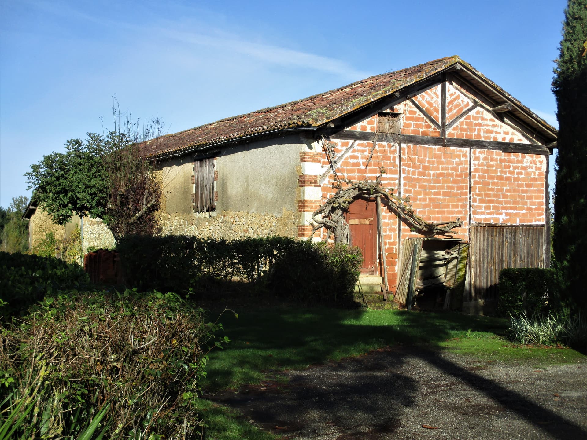 Bâtiment agricole typique des paysages de Lomagne