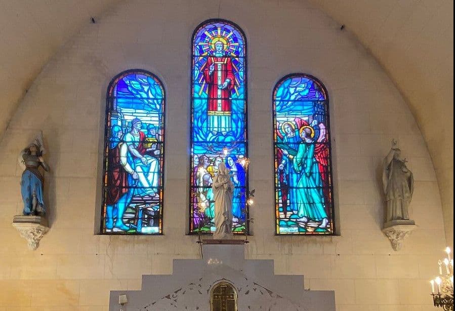 Les vitraux de l'église d'Amigny-Rouy