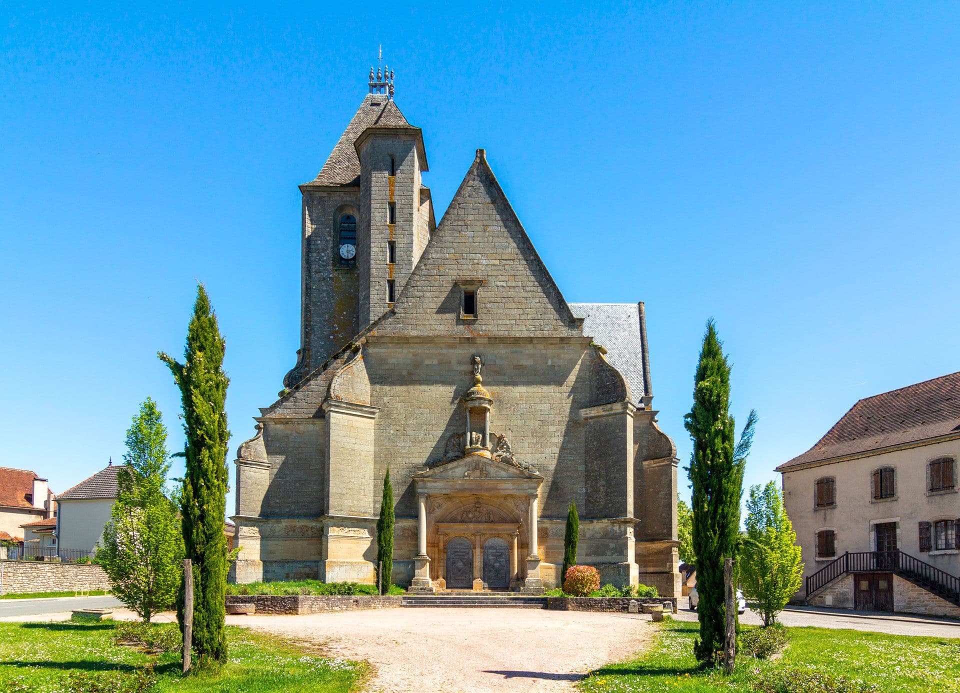 Frise de l'église Saint-Pierre d'Assier