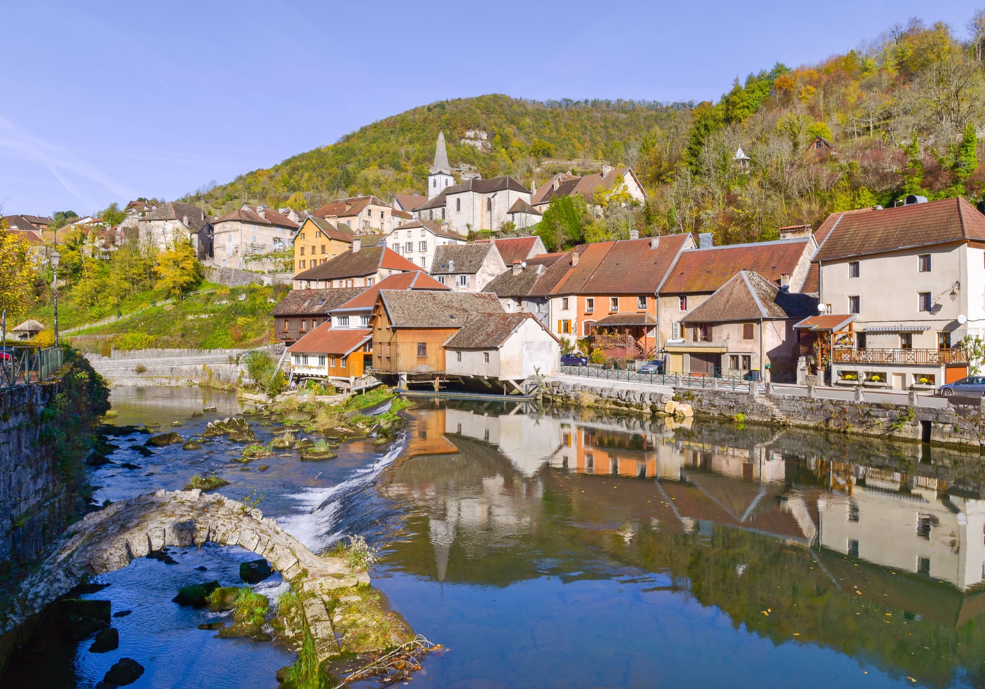 Arche de l'ancien pont à Lods