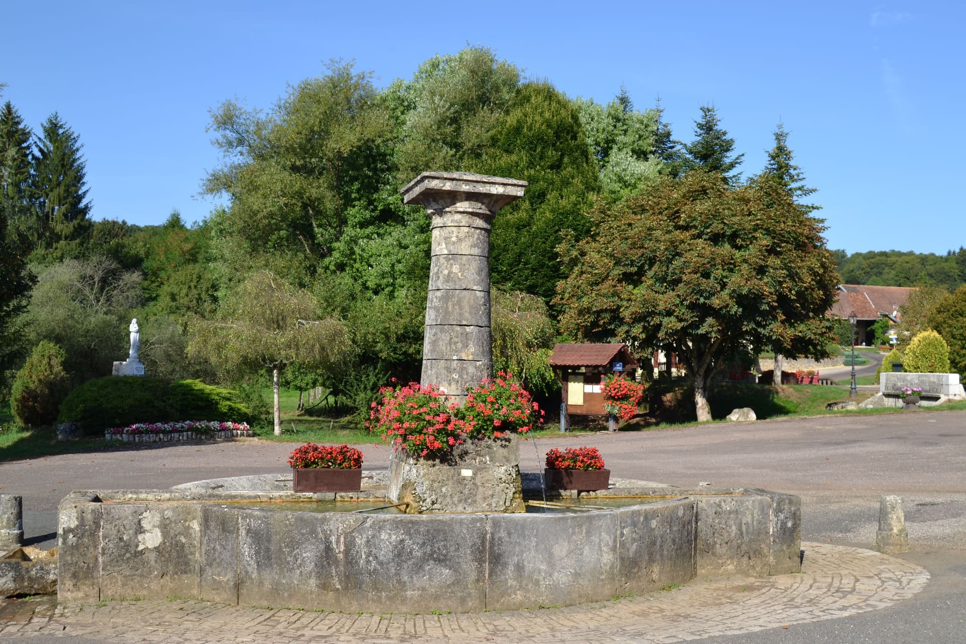 Fontaine en fer à cheval à Oppenans