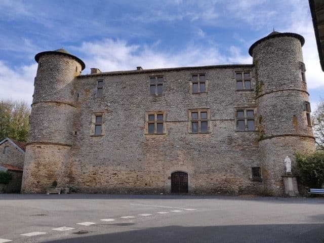 Château fort dans le « Pays des Cent Vallées »