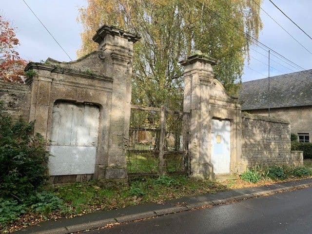 Un portail du XVIIe à Sainte-Croix-sur-Mer
