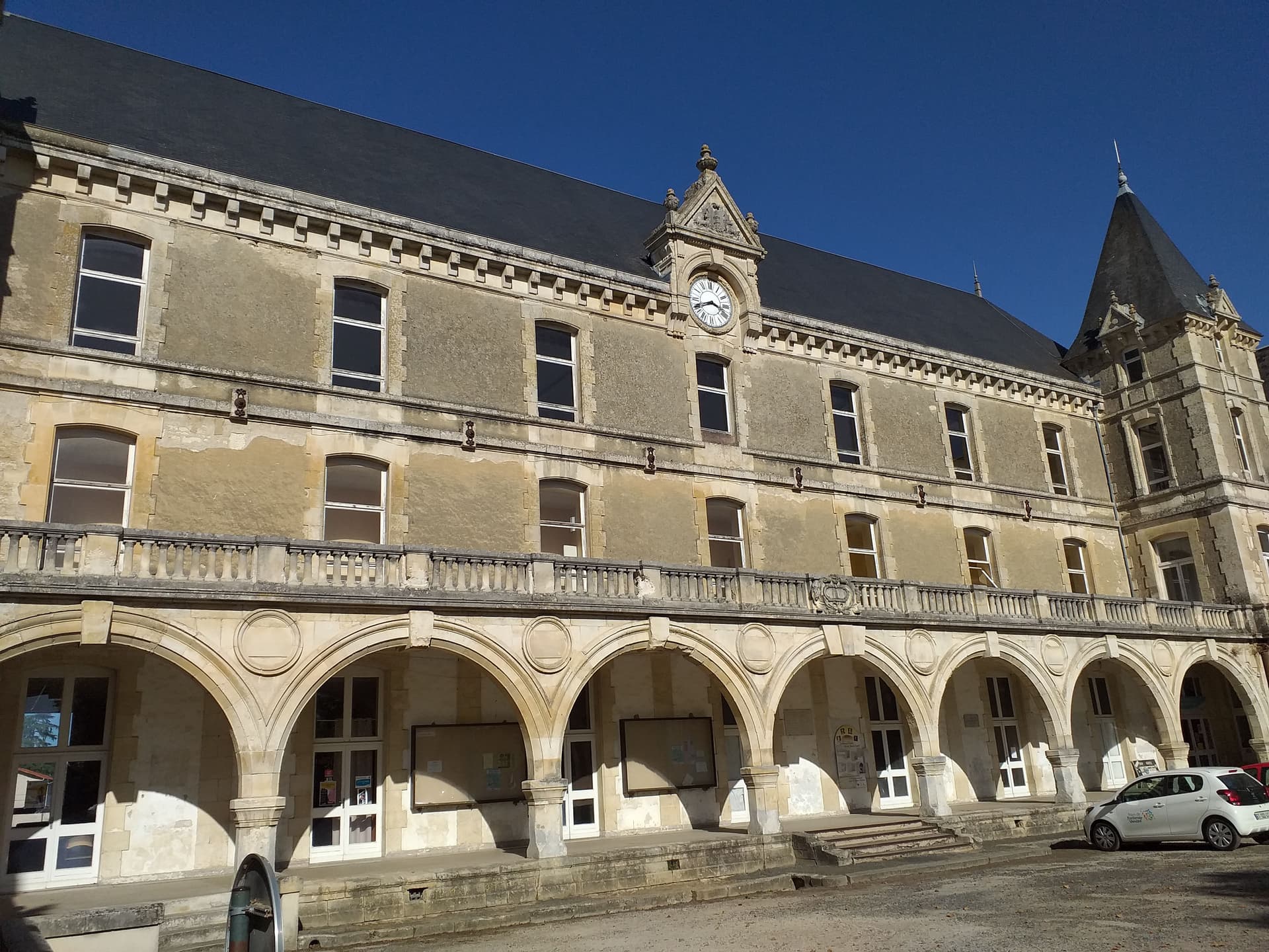 Les arcades de l'ancien collège Viète